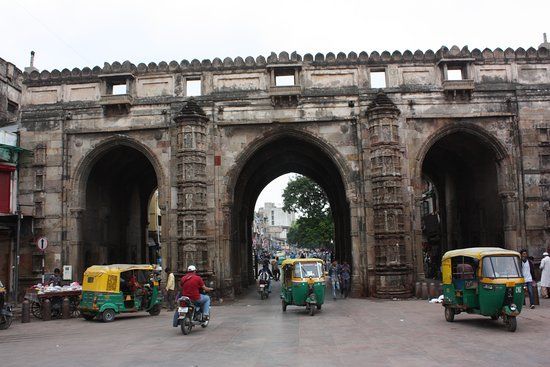 Teen Darwaza